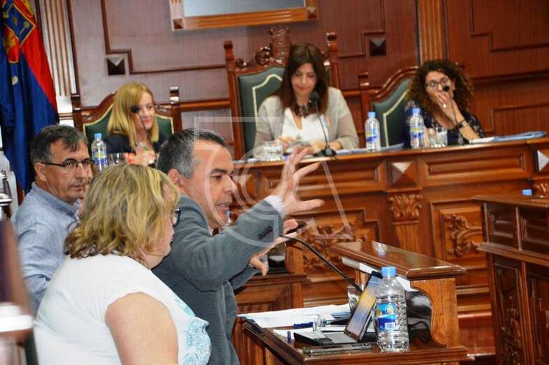 Ediles de la oposición en el Pleno ordinario del pasado viernes (Foto TA)